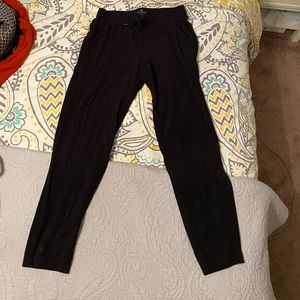 SOLD Black Semi-fitted Athleta Capris GUC
